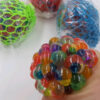 Stressbold i farvet net med vandperler udsalg