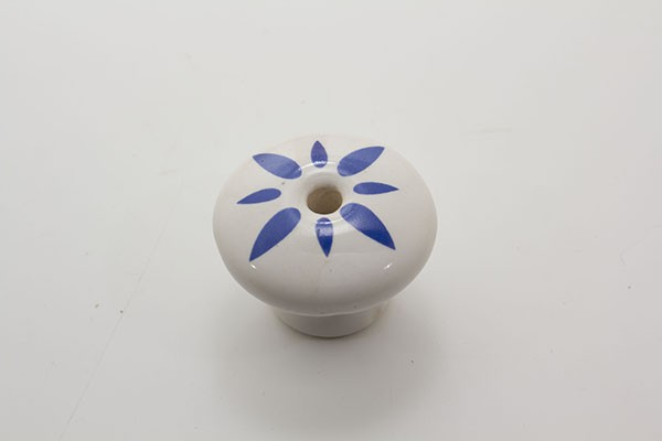 Porcelænsknop med blåt mønster håndmalet Porcelænsknop Laila Design Udsalg