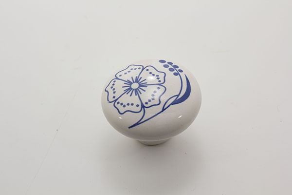 Stor Porcelænsknop med Blå Blomst Håndmalet Porcelænsknop Laila Design Udsalg