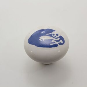 Stor porcelænsknop med blå læber og dødningehovede Håndmalet Porcelænsknop Laila Design Udsalg