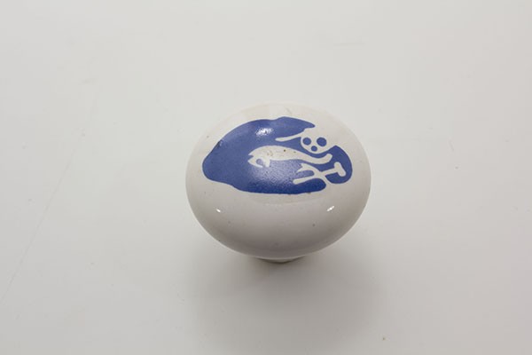 Stor porcelænsknop med blå læber og dødningehovede Håndmalet Porcelænsknop Laila Design Udsalg