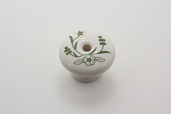 Stor Porcelænsknop med grøn blomst håndmalet hvid porcelænsknop Laila Design Udsalg