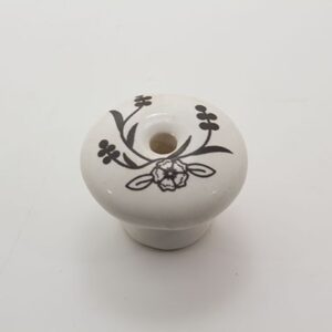 Stor porcelænsknop med sort blomst og blade Håndmalet Porcelænsknop Laila Design Udsalg