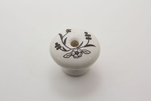 Stor porcelænsknop med sort blomst og blade Håndmalet Porcelænsknop Laila Design Udsalg